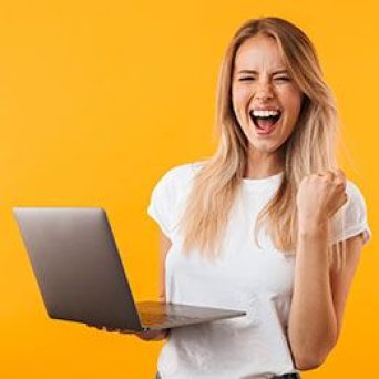 Ilustračný obrázok k článku - usmiata žena s otvoreným laptopom v ruke