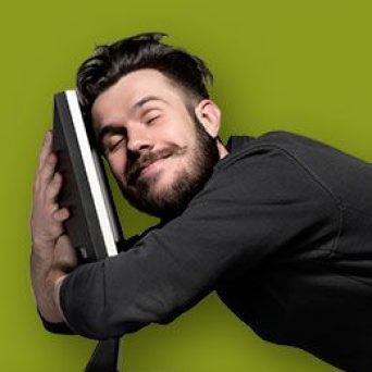 Ilustračný obrázok k článku  - muž objímajúci monitor počítača