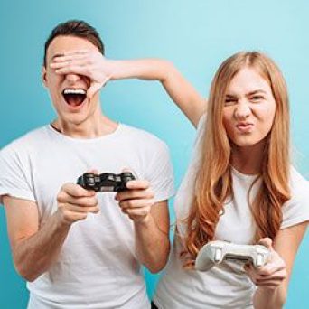 Ilustračný obrázok k článku - mladá žena zakrýva mužovi oči