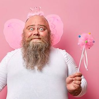 Ilustračný obrázok k článku - muž oblečený ako čarovná víla