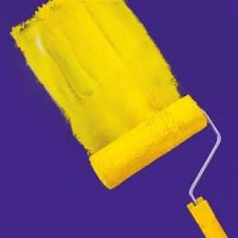 Ilustračný obrázok k článku - Žltý maliarsky valček nanáša žltú farbu na fialové pozadie.