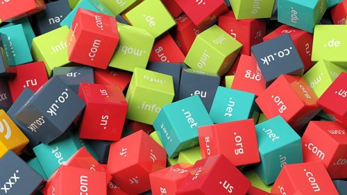 Ilustračný obrázok k článku -  Farebné kocky s rôznymi internetovými doménami ako .com, .org, .net a ďalšími.
